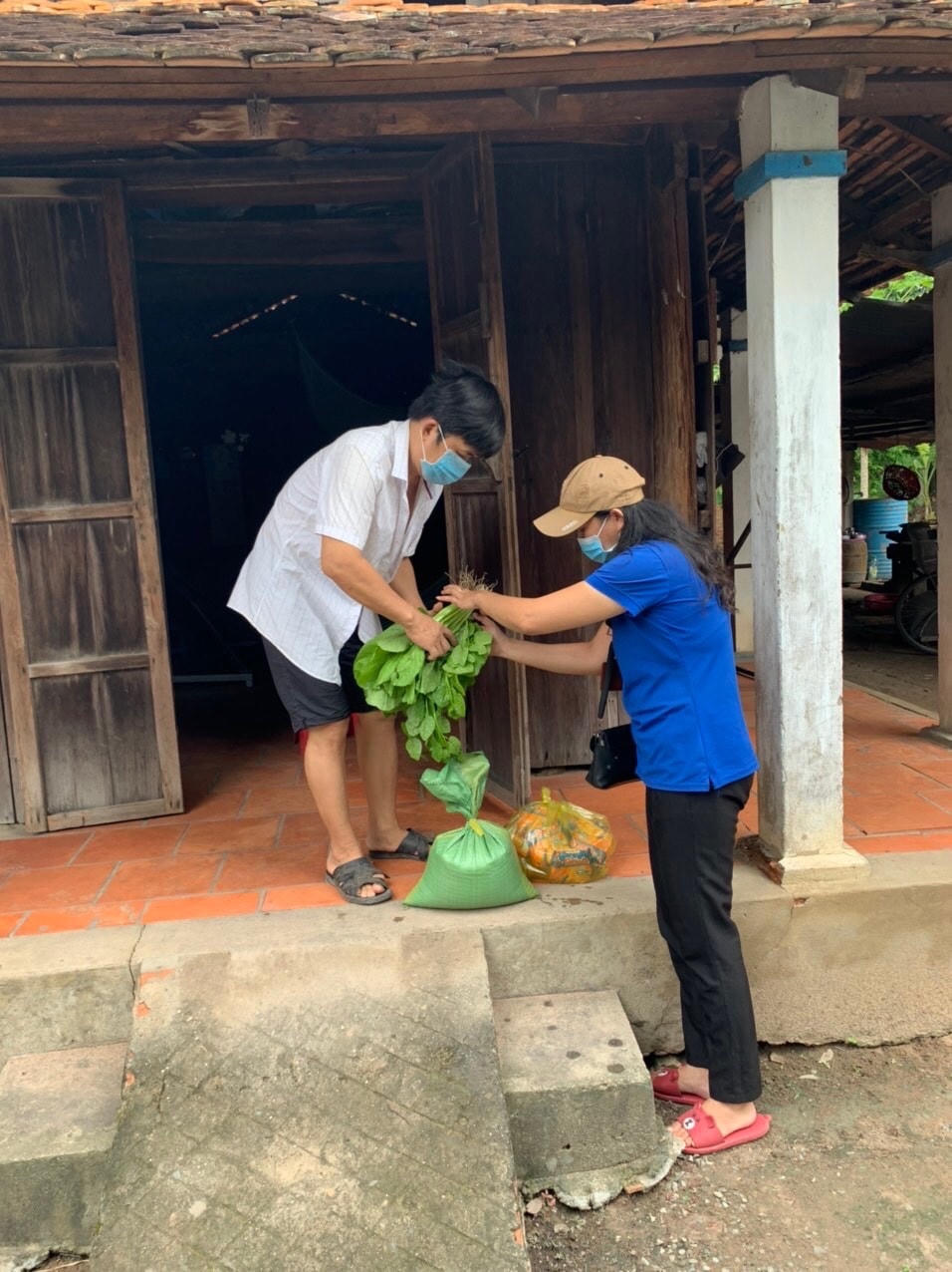 Hỗ trợ lương thực, thực phẩm cho một gia đình tại Bình Dương.