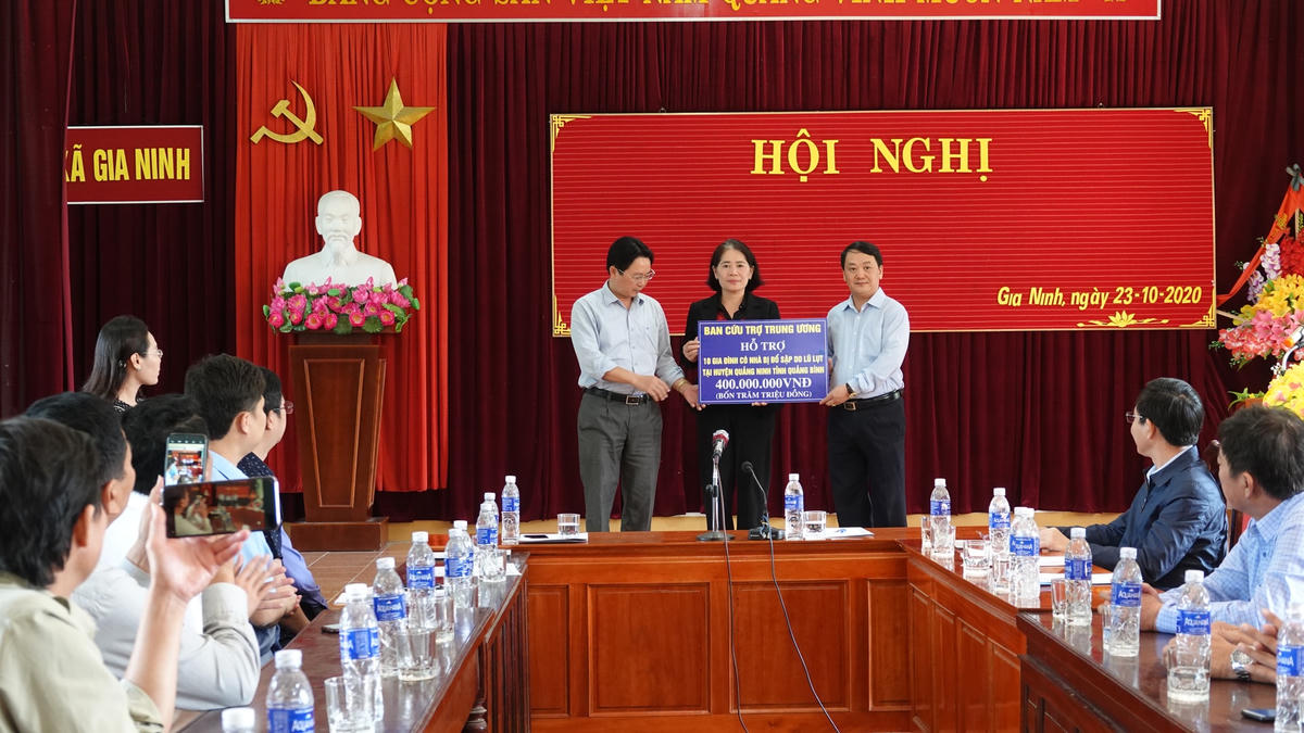 Phó Chủ tịch - Tổng Thư ký Hầu A Lềnh trao tặng biểu trưng 10 nhà Đại đoàn kết, trị giá 400 triệu đồng cho UBND huyện Quảng Ninh.