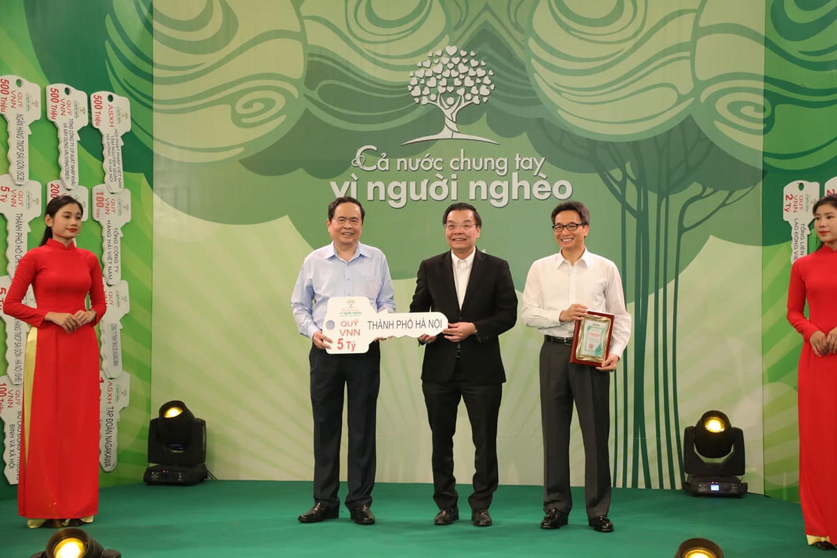 Chủ tịch Trần Thanh Mẫn và Phó Thủ tướng Vũ Đức Đam tiếp nhận ủng hộ từ TP Hà Nội.