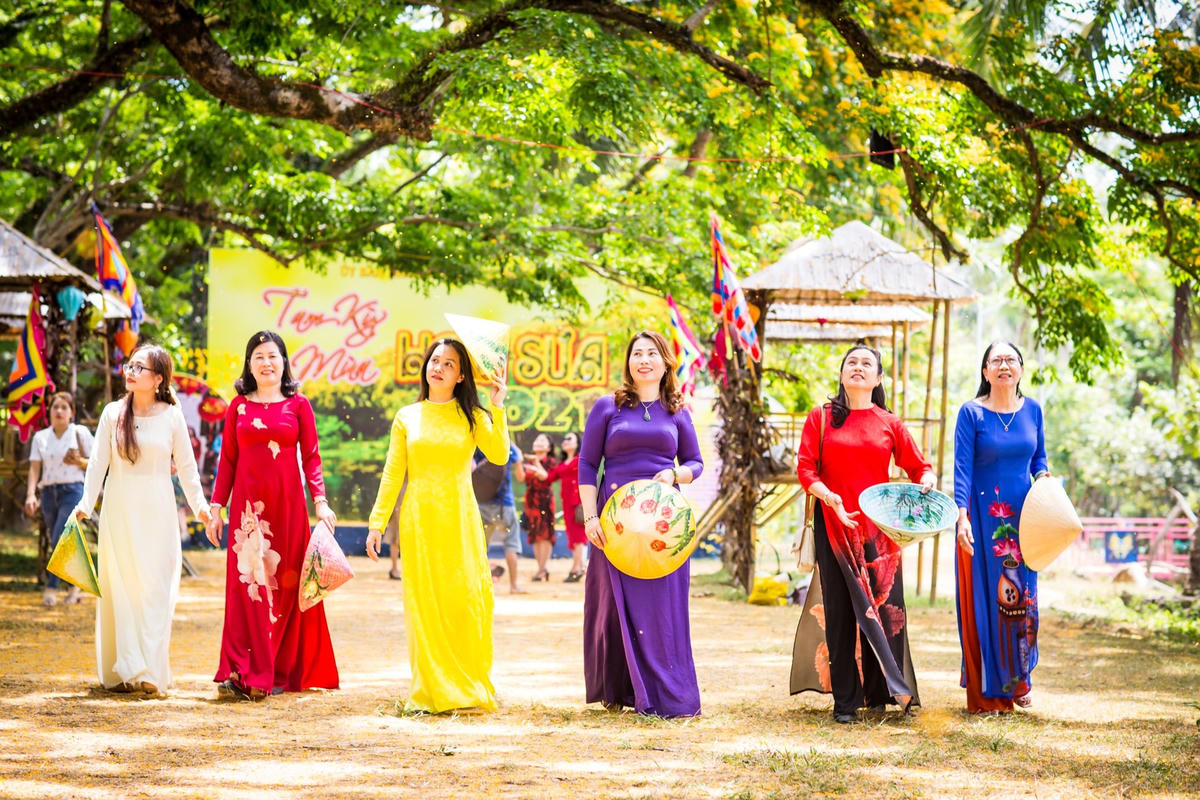 Thời điểm này rất nhiều du khách ghé thăm vườn sưa Hòa Hương.