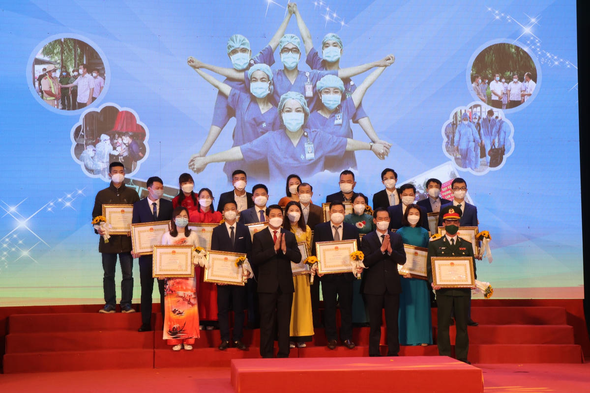 Lãnh đạo UBND tỉnh Thanh Hoá trao Bằng khen cho các tập thể có thành tích xuất sắc trong công tác phòng chống dịch Covid-19.
