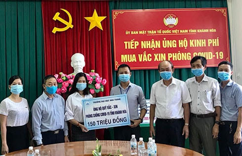 Trường Đại học Nha Trang trao số tiền ủng hộ mua vaccine phòng chống Covid -19 cho Ủy ban MTTQ Việt Nam tỉnh Khánh Hòa.