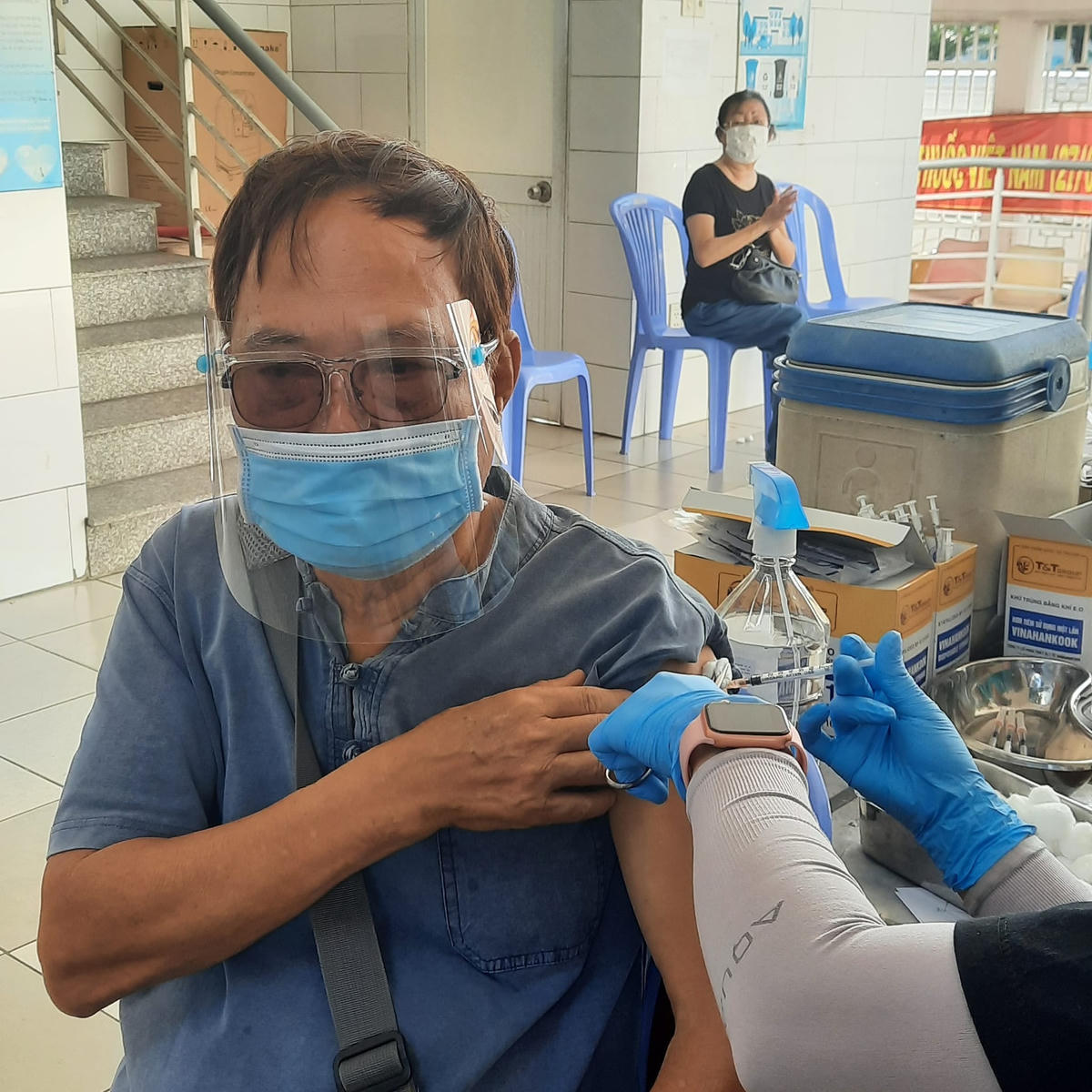 Nhiều quận - huyện trên địa bàn thành phố đã hoàn thành kế hoạch tiêm mũi 3 cho người dân.