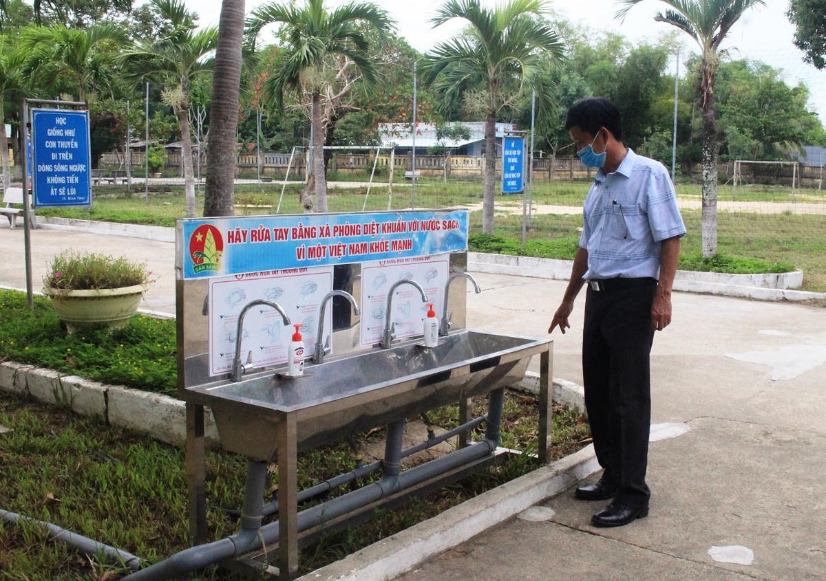 Hiệu trưởng Trường THCS Nguyễn Hiền kiểm tra hệ thống rửa tay sát khuẩn.