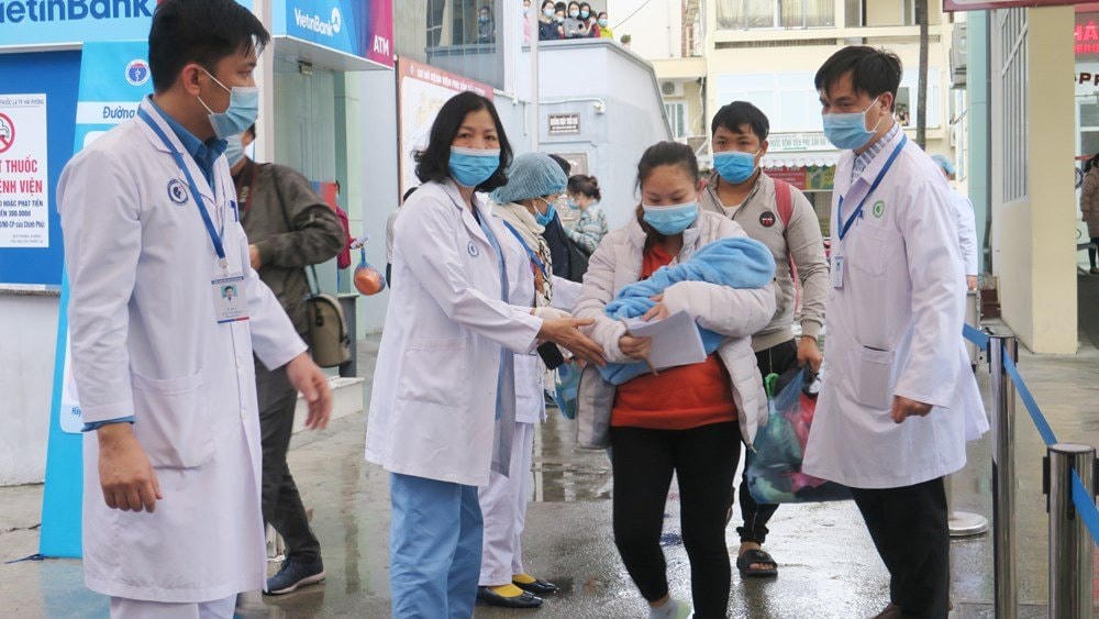 Đúng 15h ngày 9/2, Bệnh viện phụ sản thực hiện dỡ bỏ phong tỏa bệnh viện