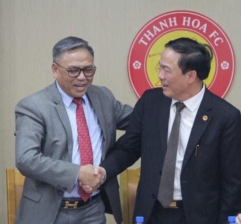 Ông Nguyễn Văn Đệ và ông Cao Tiến Đoan vui vẻ tại lễ bàn giao đội bóng.