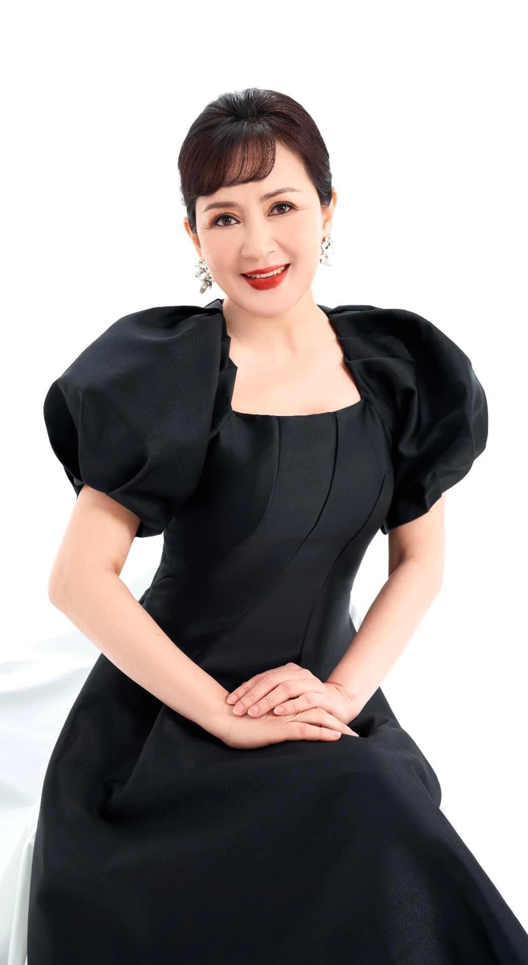 Thời trẻ, NSND Minh Hoà từng là một trong những mỹ nhân nổi bật nhất của làng giải trí phía Bắc.