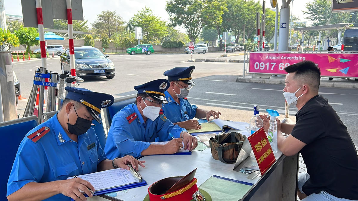 Một tài xế bị thanh tra xử phạt vì lỗi không treo biển tên.