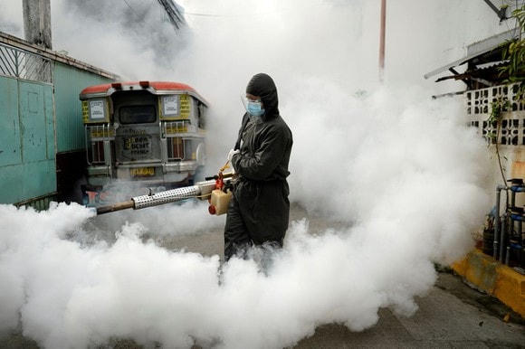 Phun thuốc khử trùng ngăn ngừa sự lây lan của dịch bệnh Covid-19 tại một khu phố ở Manila, Philippines.