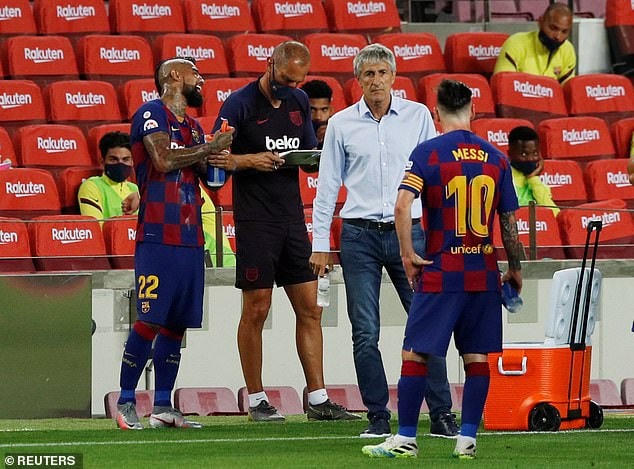 Messi phản ứng ra mặt với những quyết định của HLV Quique Setien.