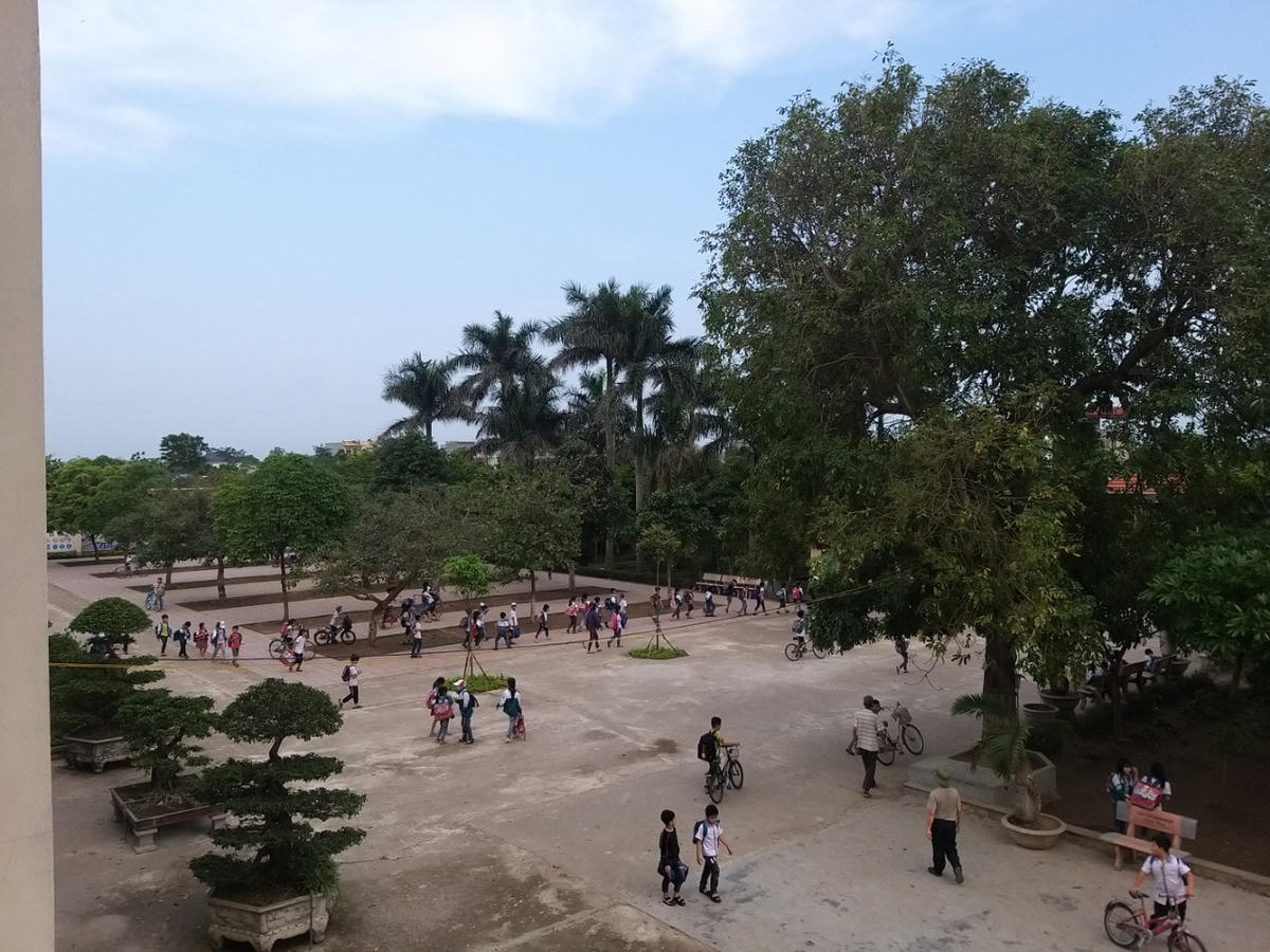 Theo thầy giáo Vũ Xuân Bình, Hiệu trưởng Trường Tiểu học Nam Dương, ngoài dạy kiến thức, ở bậc tiểu học việc dạy, rèn luyện tính kỷ luật, lối sống có ý thức cho các em học sinh tiểu học rất quan trọng. “Hôm nay chấp hành tốt các quy định của nhà trường, ngày mai, lớn lên, ra ngoài các em sẽ có ý thức chấp hành tốt các quy định của pháp luật, biết sống có trách nhiệm với cộng đồng, xã hội, biết gìn giữ môi trường, cảnh quan”, thầy giáo Bình nhìn nhận.