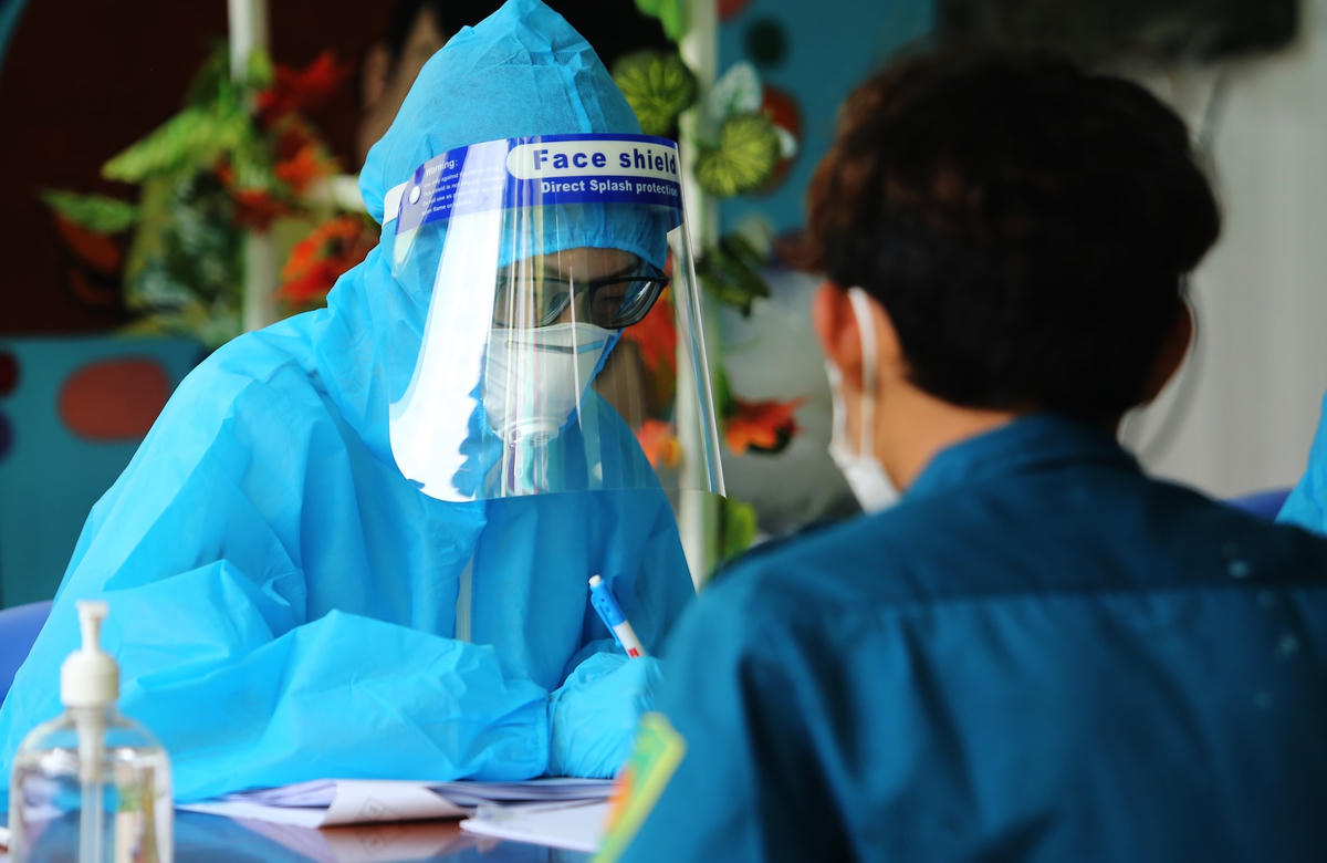 Lực lượng dân quân tự vệ của TP Cần Thơ đã được test nhanh và tiêm vaccine.