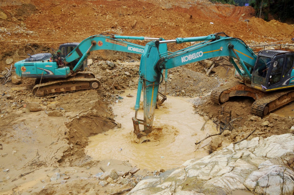 Nhiều đoạn sông được hút cạn nước để tìm kiếm. Ảnh: Dân trí.