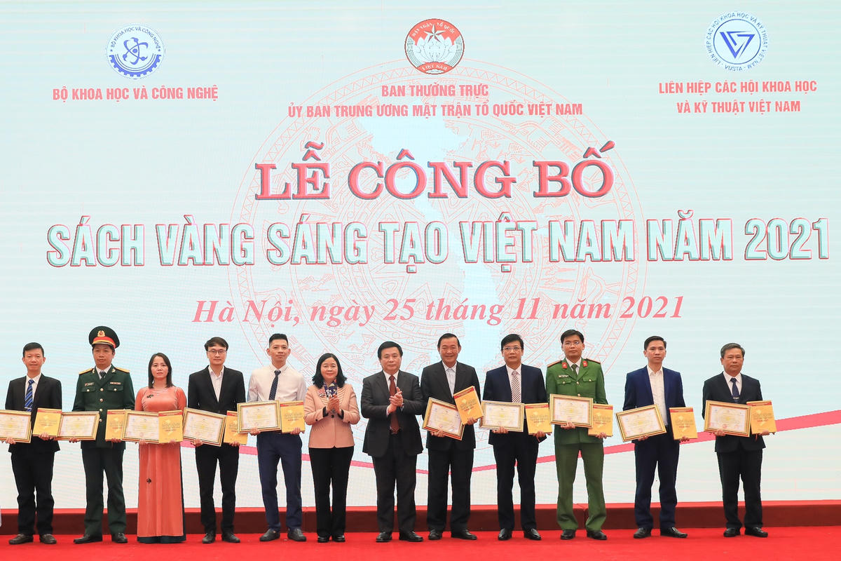 Trao Giấy chứng nhận của Ban Chỉ đạo Sách vàng Sáng tạo Việt Nam cho các tác giả và nhóm tác giả được công bố và vinh danh trong "Sách vàng Sáng tạo Việt Nam" năm 2021.