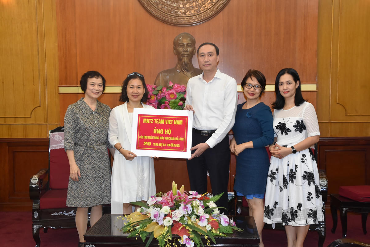 Phó Chủ tịch Phùng Khánh Tài tiếp nhận ủng hộ từ Matz Team Việt Nam.