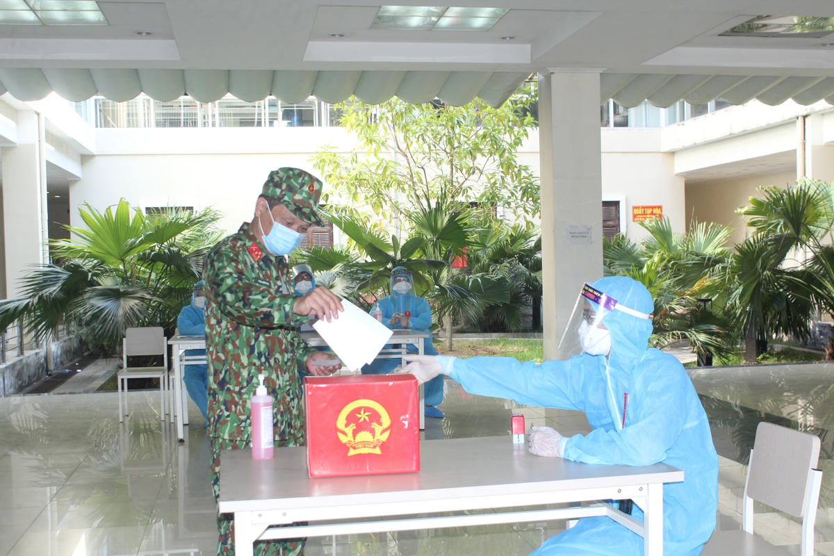 Cán bộ, chiến sĩ đang làm nhiệm vụ tại T4 tham gia bỏ phiếu.