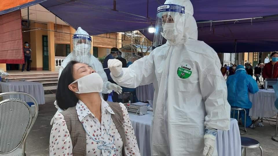 Nhân viên y tế đang tiến hành lấy mẫu xét nghiệm.