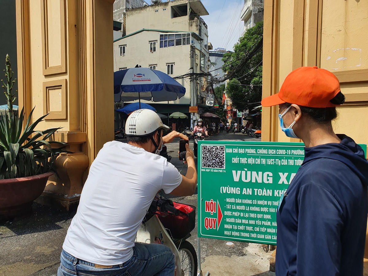 Người dân khi vào vùng xanh của làng Cốm Vòng (ngõ 44 Trần Thái Tông) phải khai báo y tế thông qua mã QR Code.