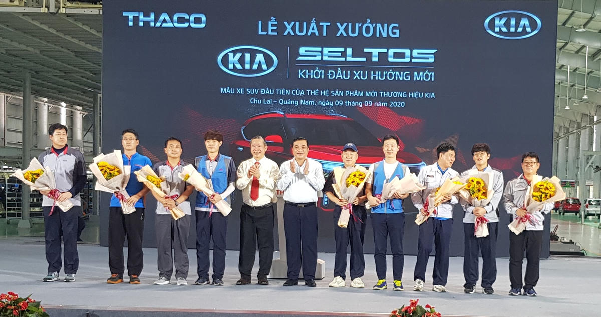 Lãnh đạo tỉnh và Thaco tặng hoa các chuyên gia Hàn Quốc và kỹ sư của dự án xe xe Kia Seltos.