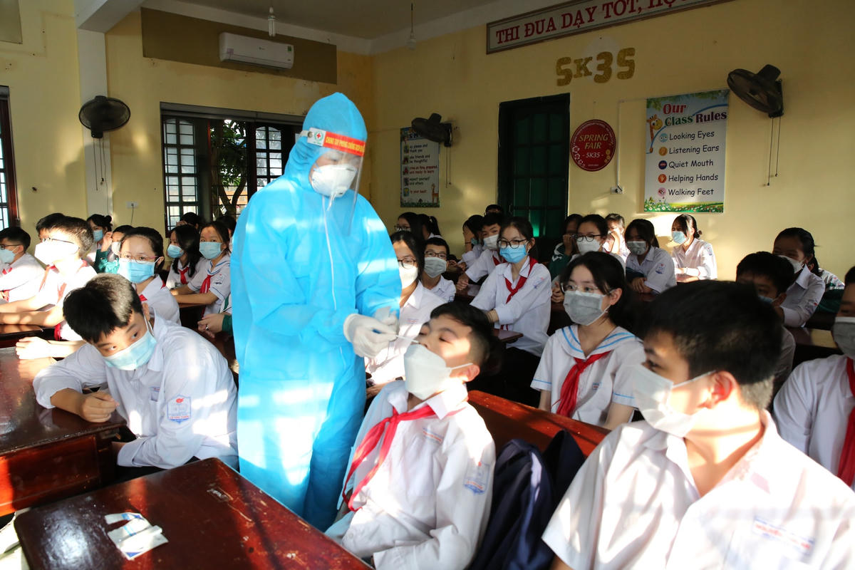 Học sinh ở Hà Tĩnh lấy mẫu xét nghiệm.