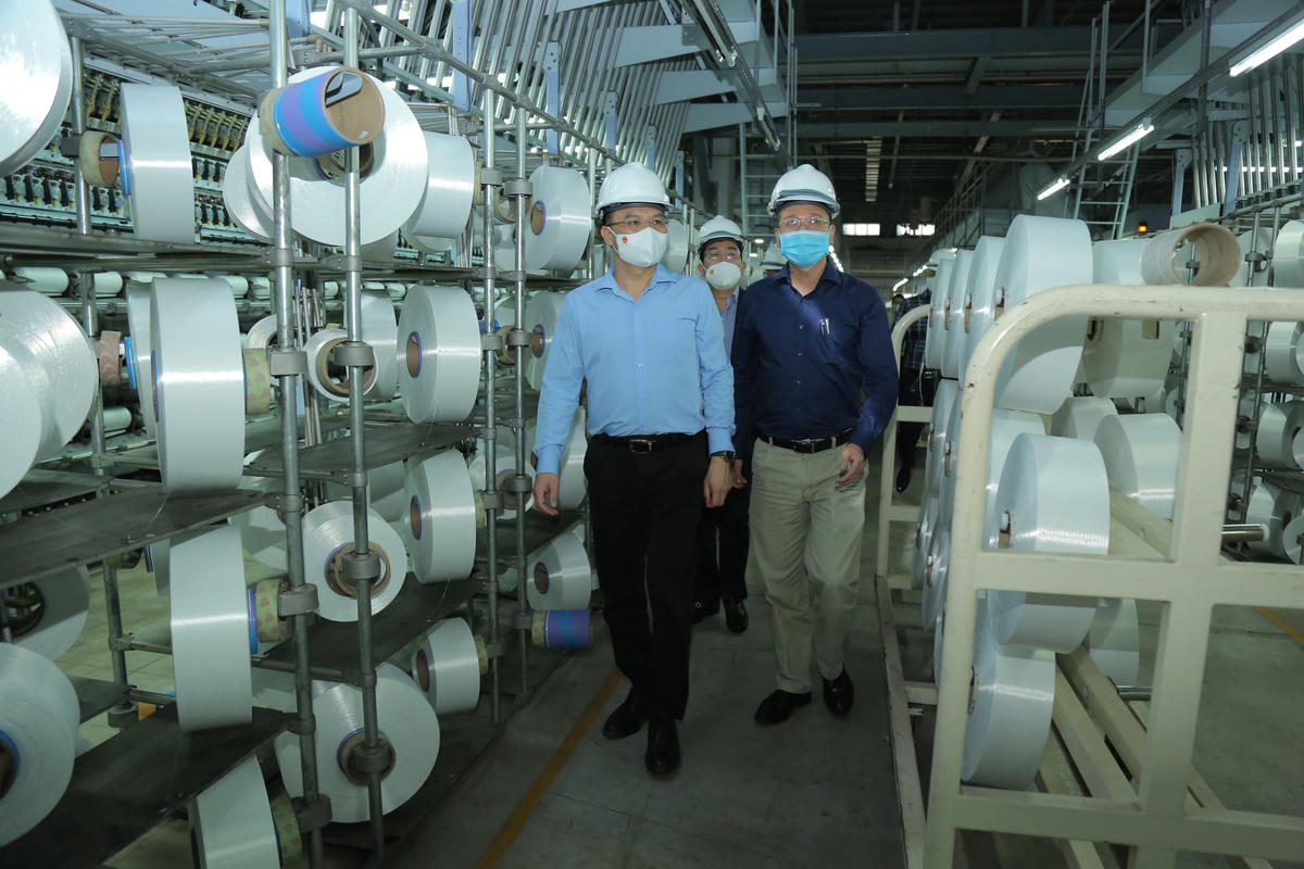 Tổng Giám đốc Petrovietnam Lê Mạnh Hùng kiểm tra hoạt động sản xuất tại Nhà máy Xơ sợi Đình Vũ.
