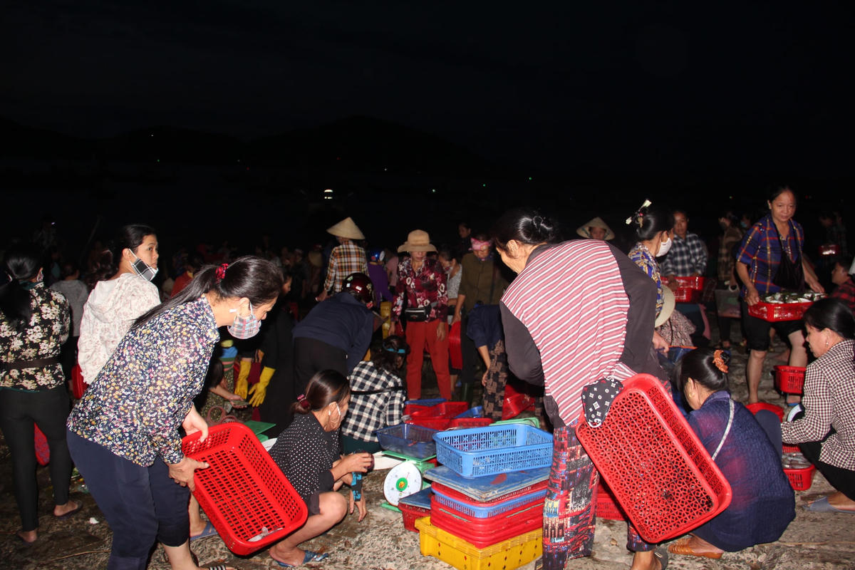 Chợ cá làng chài không chỉ giúp ngư dân tăng thu nhập mà còn là nét đẹp văn hóa truyền thống của cư dân.