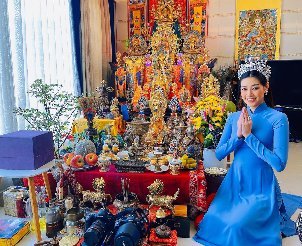 Hoa hậu Khánh Vân bên bàn thờ Tổ Nghiệp. Cô cầu xin Tổ Nghiệp sẽ gia hộ cho tất cả mọi người được nhiều sức khoẻ và bình an, cầu xin mọi điều tốt đẹp và may mắn, hạnh phúc nhất sẽ đến với tất cả mọi người.