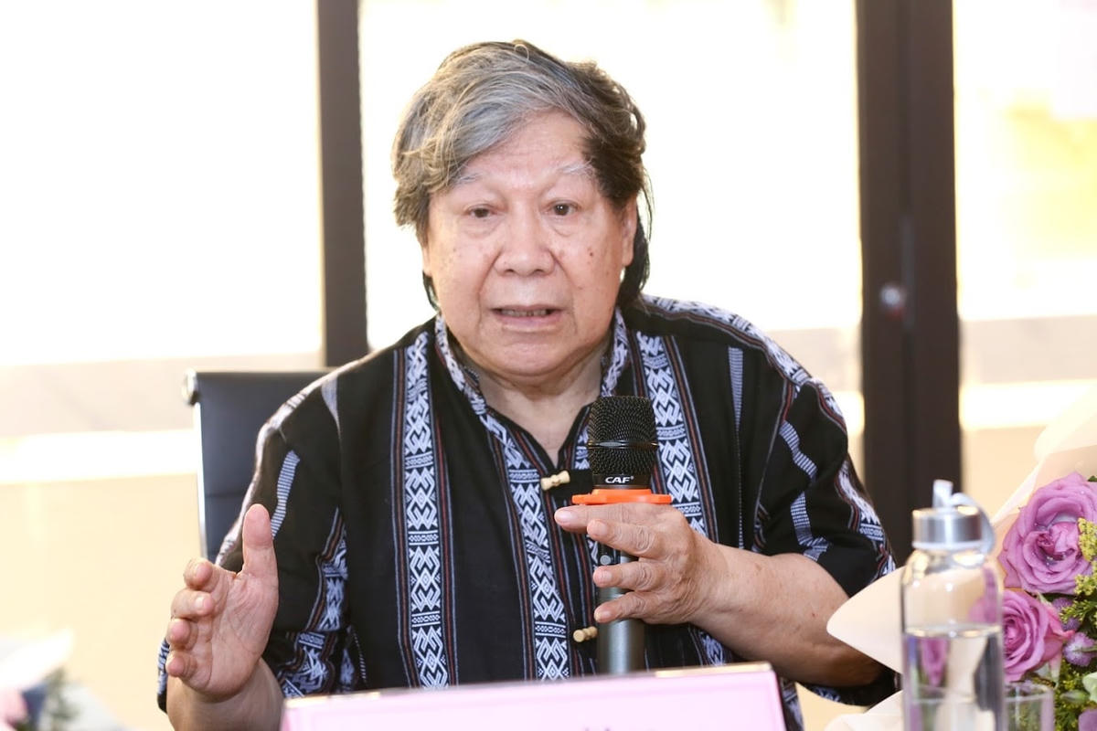 Giáo sư Lê Văn Lan trao đổi tại buổi tọa đàm “Thực hành tâm linh: Cách nào tránh u mê?” do báo Đại Đoàn Kết tổ chức. Ảnh: Quang Vinh. 