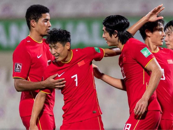 Wu Lei (7) ghi 2 bàn vào lưới đội tuyển Việt Nam.