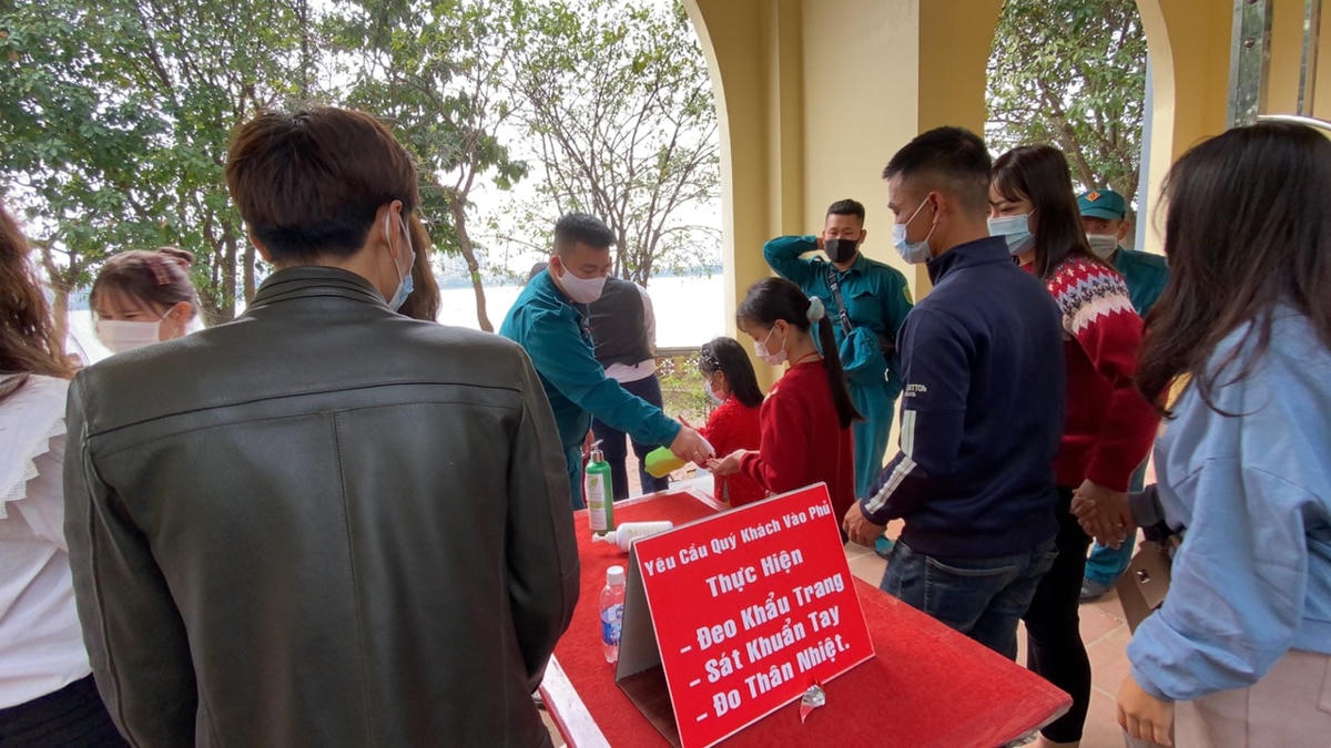 Lực lượng chức năng yêu cầu tất cả người dân thực hiện nghiêm công tác phòng dịch Covid-19. Ảnh: Lan Anh.