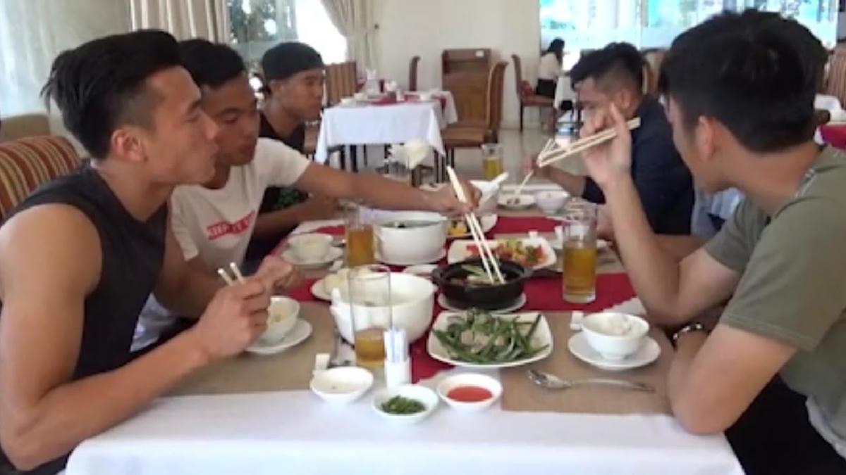 Bữa cơm của U20 Việt Nam khi hội quân chuẩn bị VCK World Cup 2017. Ảnh minh họa.