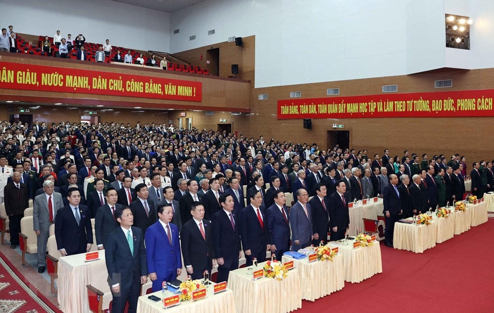 Thủ tướng Nguyễn Xuân Phúc với các đại biểu thực hiện nghi thức chào cờ. (Ảnh: Thống Nhất/TTXVN).