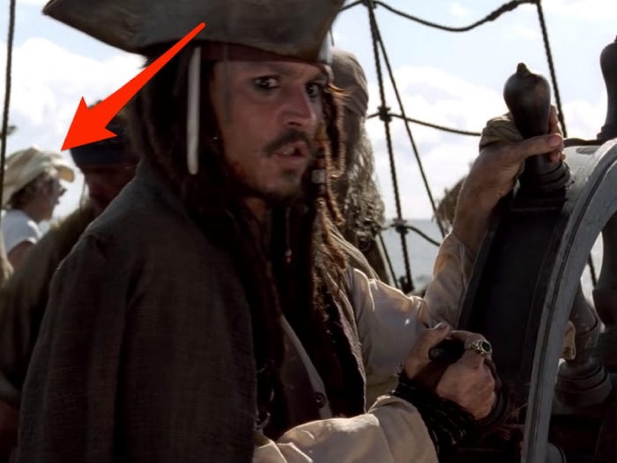 Trang phục lạ trong "Pirates of the Caribbean: The Curse of the Black Pearl": Một người đàn ông xuất hiện trên thuyền của cướp biển Jack Sparrow, tuy nhiên trang phục dường như không phù hợp với áo phông trắng và mũ cao bồi.