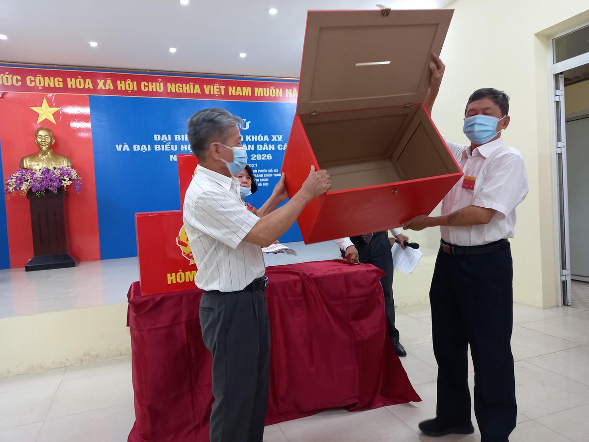Kiểm tra hòm phiếu trước khi bỏ phiếu. 