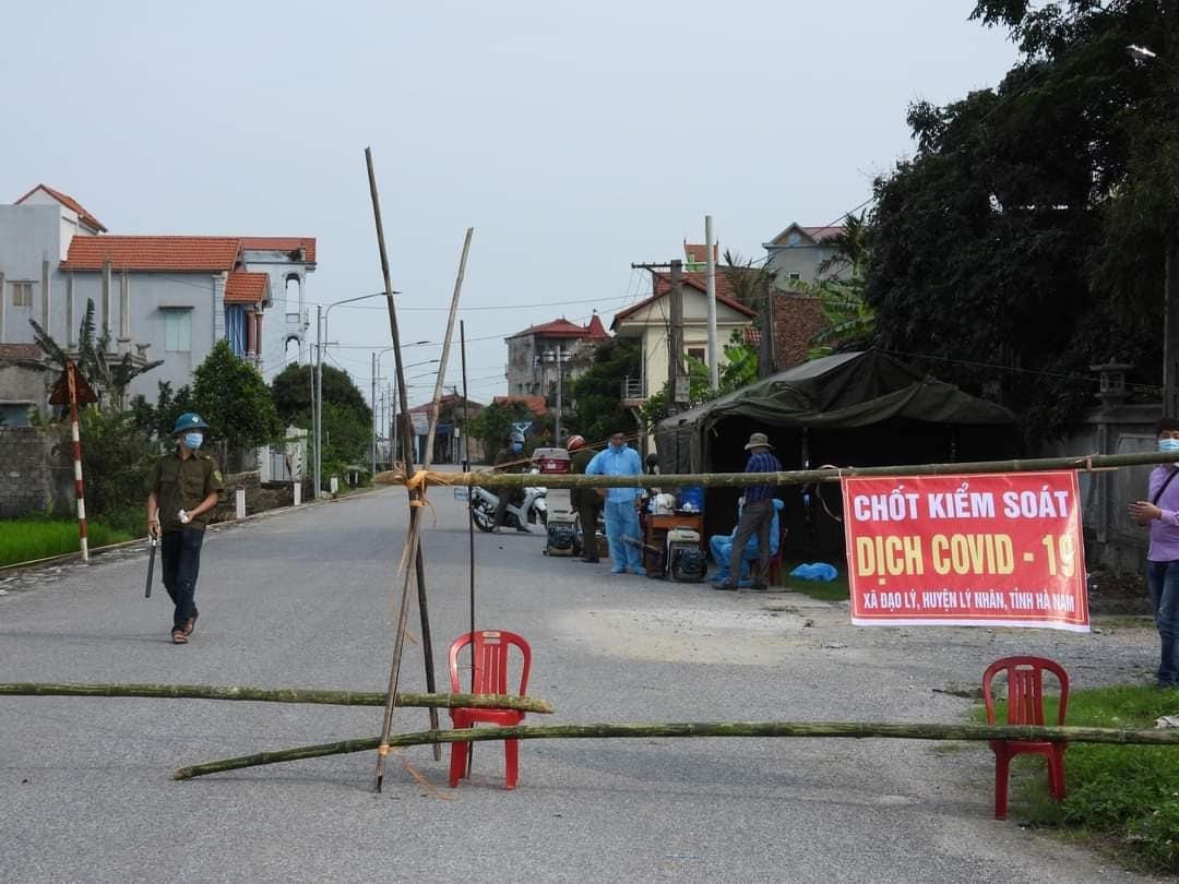 Chốt kiểm dịch được thiết lập quanh thôn.