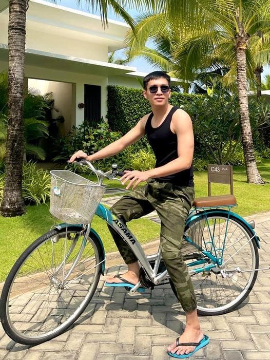 Bạch Công Khanh nhớ những ngày bình yên: “Giờ tìm đâu ra những khoảnh khắc hiếm có này nữa. Mau hết dịch đi nào!!!”.