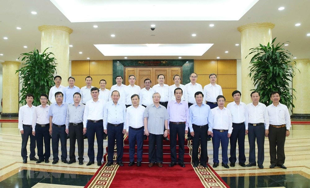 Ông Trần Quốc Vượng, Ủy viên Bộ Chính trị, Thường trực Ban Bí thư với các vị Bộ Chính trị và đại biểu dự buổi làm việc của Bộ Chính trị với Ban Thường vụ Tỉnh ủy Quảng Bình. (Ảnh: Phương Hoa/TTXVN).