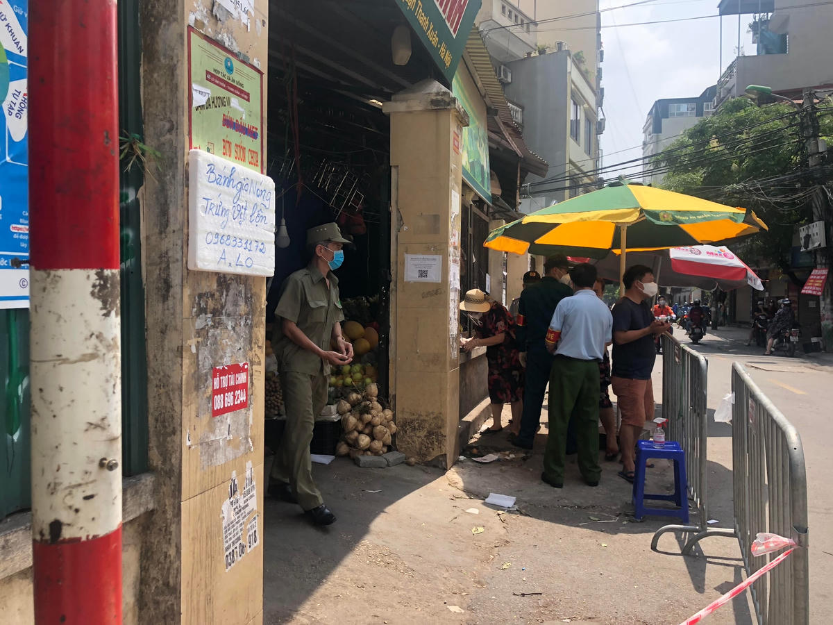 Xếp hàng vào chợ Nhân Chính (Thanh Xuân, Hà Nội).