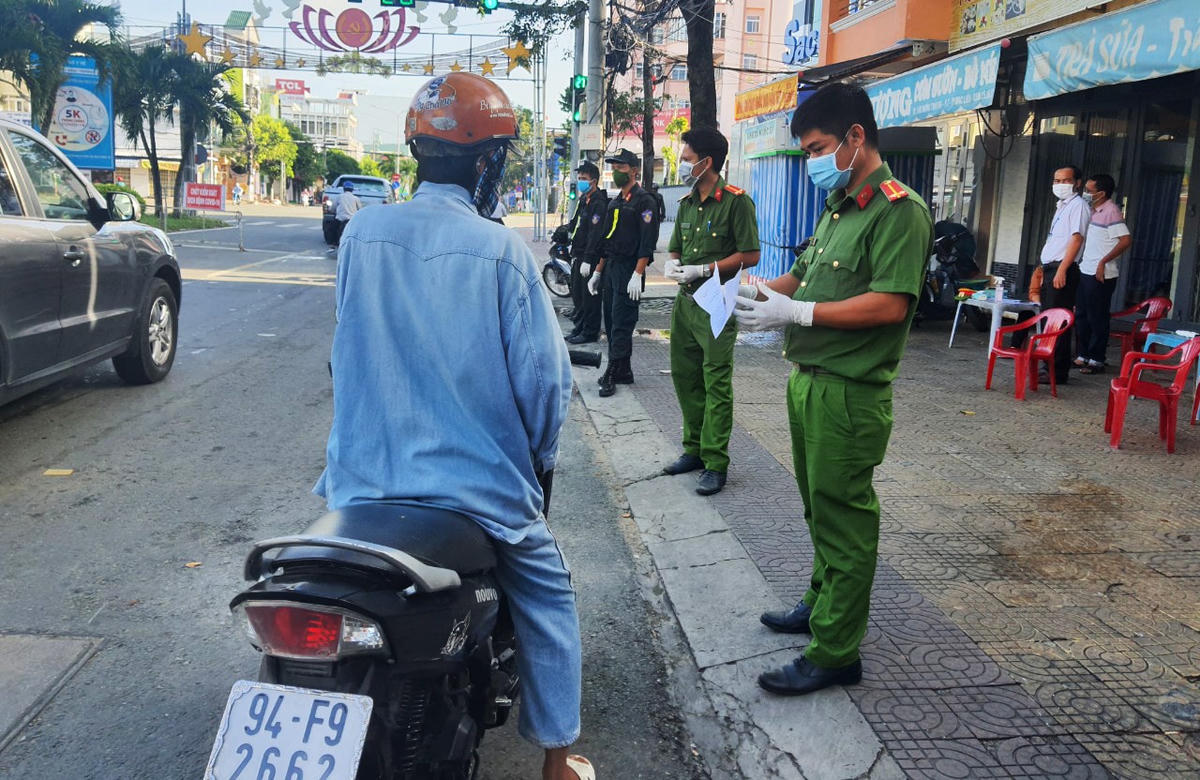 Rạng sáng 23/8 lực lượng kiểm tra nghiêm ngặt và nhắc nhở người dân không được ra đường nếu không cần thiết.