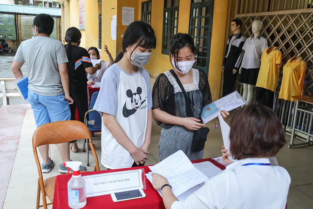 Nhà trường bố trí bàn phát hồ sơ trước khi các phụ huynh học sinh lên phòng làm thủ tục xác nhận nhập học.