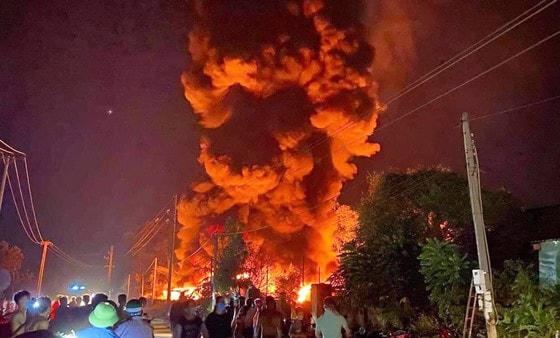 Ngọn lửa bốc cao trùm kín khu nhà xưởng.