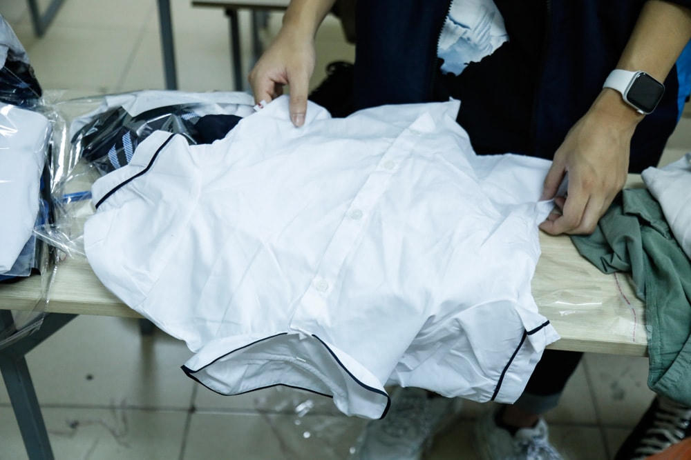 Đồng phục cho các em học sinh tiểu học được nhà may may mới để ủng hộ.