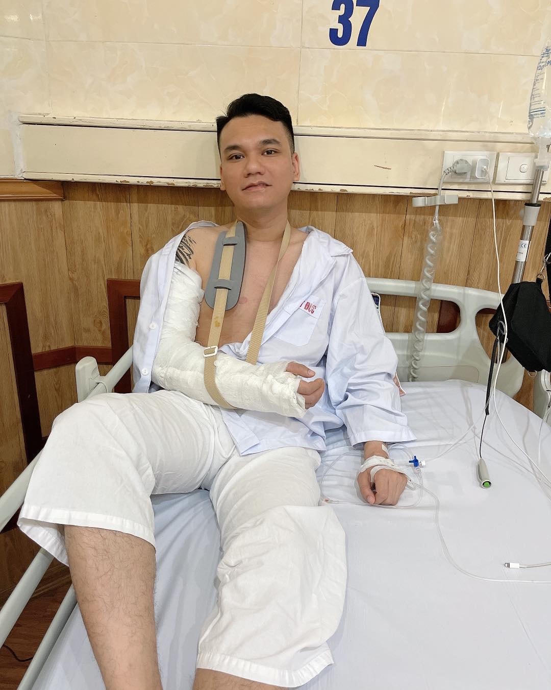 Ca sĩ Khắc Việt sau ca phẫu thuật thành công. Ảnh: Facebook Khắc Việt Singer.· 