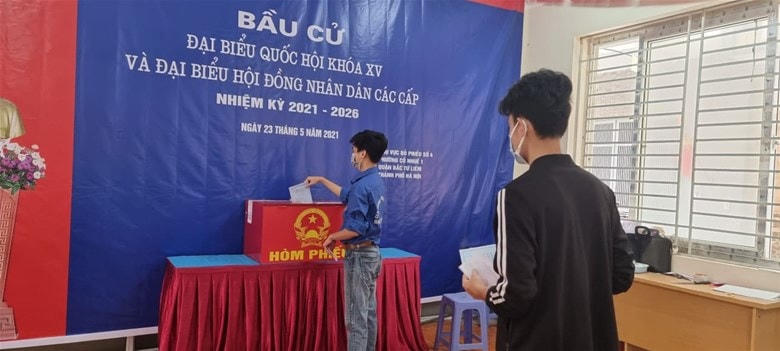 Sinh viên Đại học Điện lực thực hiện quyền, nghĩa vụ công dân.  