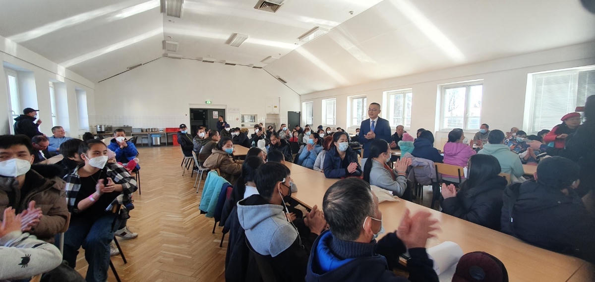 Thứ trưởng Bộ Ngoại giao, Đại sứ đặc mệnh toàn quyền Việt Nam tại CHLB Đức Vũ Quang Minh thăm hỏi và chia sẻ với đồng bào di tản từ Ukraine lánh nạn tại Trung tâm tiếp nhận thành phố Eisenhüttenstadt.