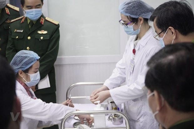 Các khâu chuẩn bị để tiêm thử vaccine Nano Covax. Ảnh: Hiếu Hoàng/Vietnam+.  