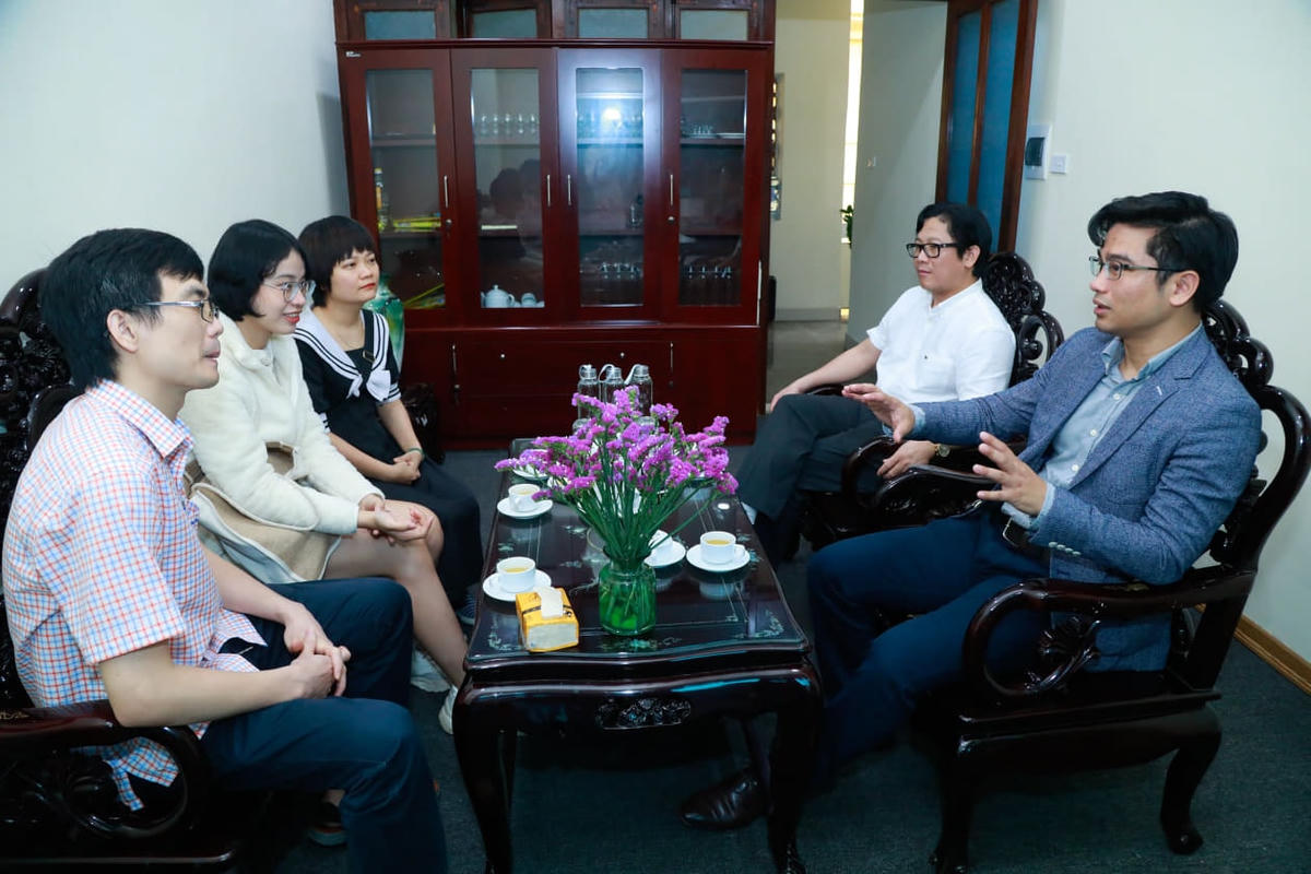 Nhà báo Lê Anh Đạt, Phó Tổng Biên tập Phụ trách Báo Đại Đoàn Kết trò chuyện cùng các khách mời trước buổi giao lưu trực tuyến.