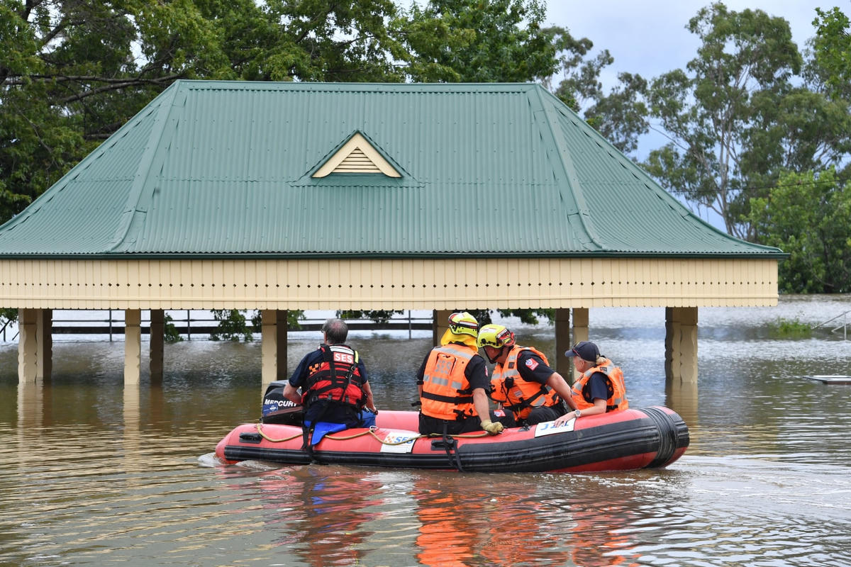 Tình nguyện viên trên chiếc thuyền cứu hộ bơm hơi tại Camden, NSW. Ảnh: EPA.
