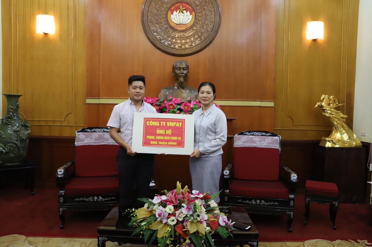 Phó Chủ tịch Trương Thị Ngọc Ánh tiếp nhận ủng hộ công tác phòng chống dịch Covid-19.