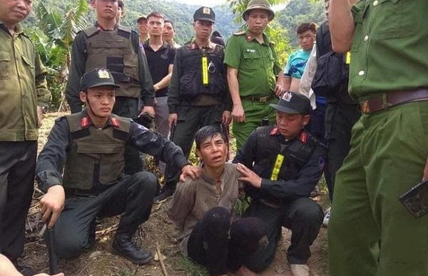 Đối tượng Xuân bị bắt giữ khi đang lẩn trốn trong rừng.